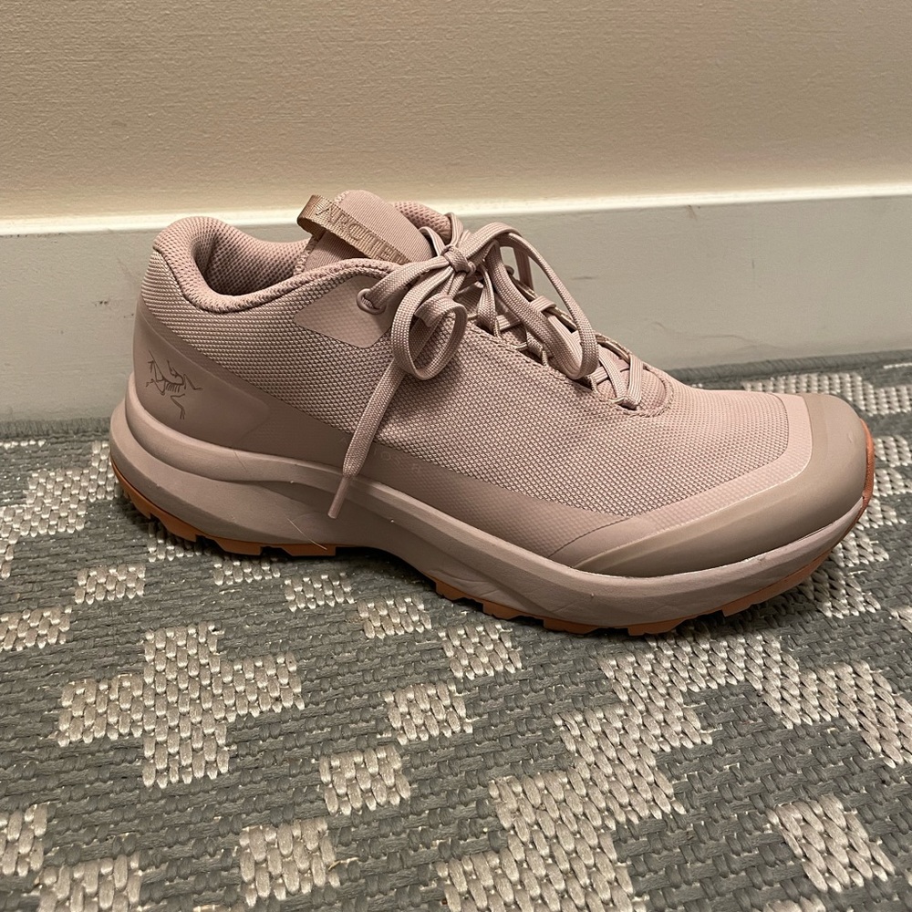 Arc’teryx Women’s Aerios FL 2 hiking shoe, Size 7        (38 2/3)